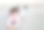 一个快乐可爱的小女孩躺在走廊的地板上。图片下载