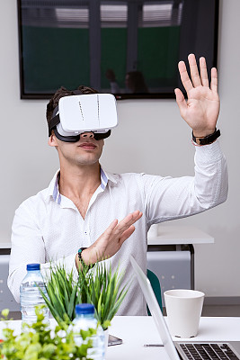 戴着VR眼镜的男人在打手势图片下载