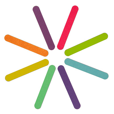 迷你彩色指甲锉用于平滑和塑造指甲和脚趾甲孤立在白色背景。图片下载