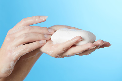 女人的手用肥皂图片下载