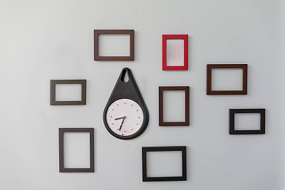 钟和相框挂在墙上。图片下载