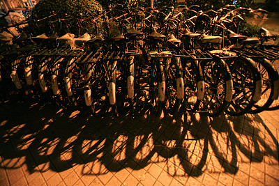 中国上海，停放着自行车图片下载