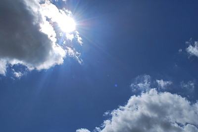 银色和紫色的灵球在云之间图片下载