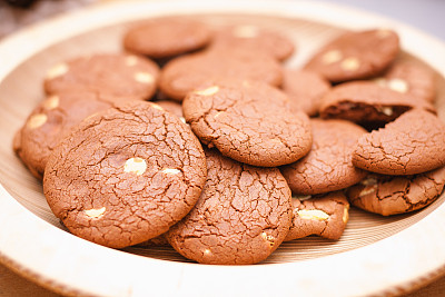 家里烤的棕色巧克力饼干放在盘子里图片下载