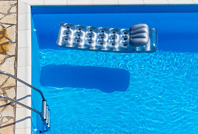 游泳池里的床垫图片下载