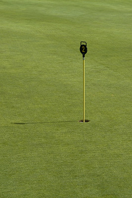 有标记的高尔夫球洞图片下载