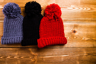 帽子冬天放在桌子上图片下载