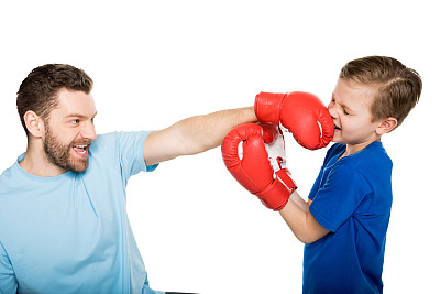 侧视父亲与儿子一起打拳孤立上白图片下载