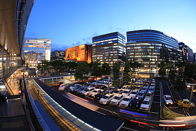 长时间曝光的士站及建筑物灯光痕迹图片下载