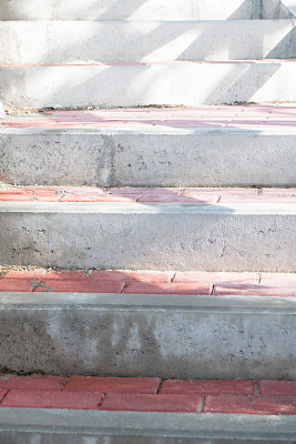 红色户外楼梯图片下载