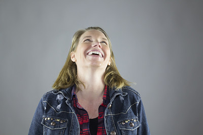 金发女微笑图片下载