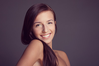 美丽肖像与牙齿的微笑图片下载