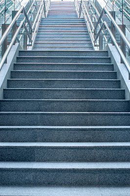 火车站上的空楼梯素材图片