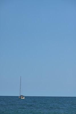 蓝天和美丽的大海。图片下载