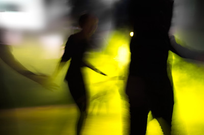 模糊晚会跳舞的人在夜晚抽象的背景图片下载