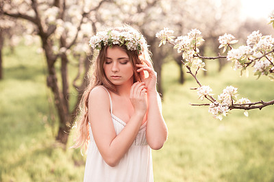 苹果园里的女孩图片下载