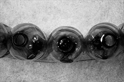 从上面看有三个瓶子图片下载