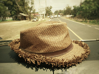 草帽放在车上图片下载