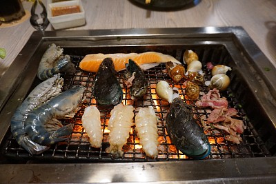 海鲜烧烤。日本日式烧肉图片下载