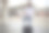年轻漂亮的女人在火车站等候图片下载