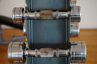 现代体育俱乐部的哑铃图片下载