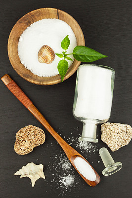 木桌上放着精致的海盐。香料图片下载