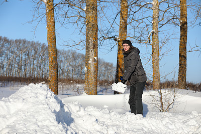 冬天，人们用铁锹铲路上的雪图片下载