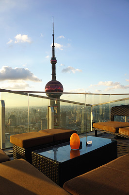 塔旁的户外休息室图片下载