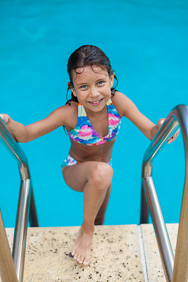 游泳池里的女孩图片下载