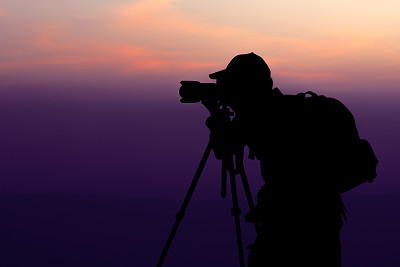 一名男子在山顶拍摄图片下载