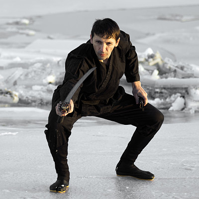 在冰上挥舞剑的忍者图片下载