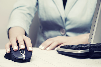 商业女性使用电脑鼠标和键盘图片下载