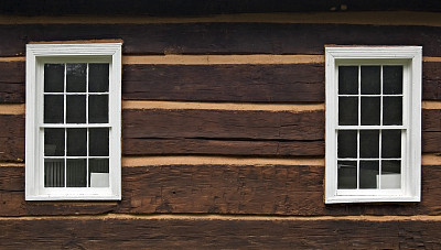 小木屋的两扇窗户图片下载