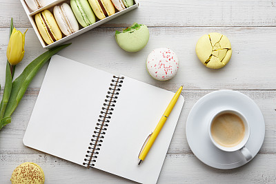 女性化的工作区，有马卡龙和郁金香图片下载