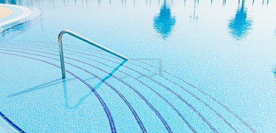 倒影着棕榈树的水池图片下载