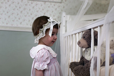 小孩子站在卧室里图片下载