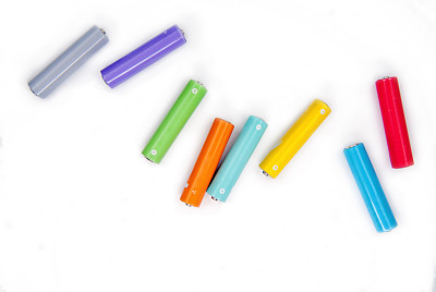 几节AA电池在透视近景白色背景图片下载