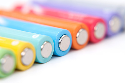 几节AA电池在透视近景白色背景图片下载