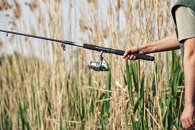 渔夫的手握着钓竿图片下载