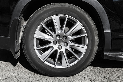 沥青路上行驶的现代跨界车车轮图片下载