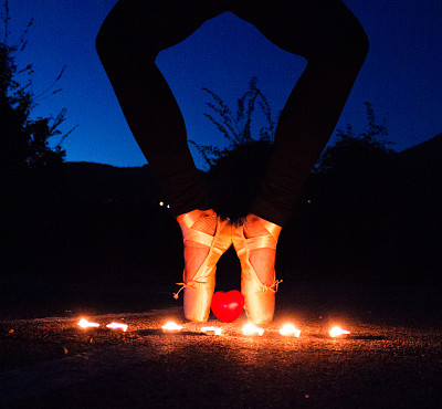 芭蕾舞女演员与心图片下载