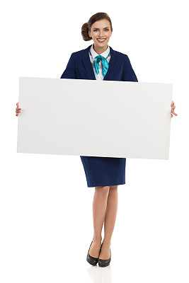 微笑的空姐正在展示白色海报图片下载