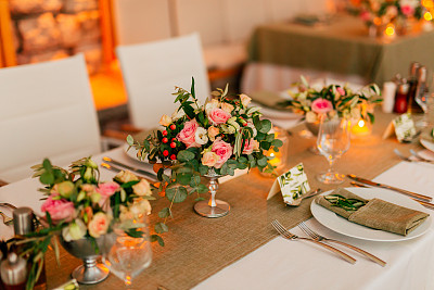 乡村风格的婚礼桌上的花卉组合。用自己的双手装饰婚礼图片下载