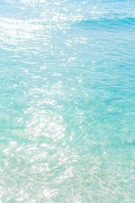 灿烂的阳光照在海底上。干净的水下面的沙子。图片下载