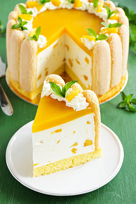 美味的磅蛋糕“夏洛特”与芒果和桃子。图片下载