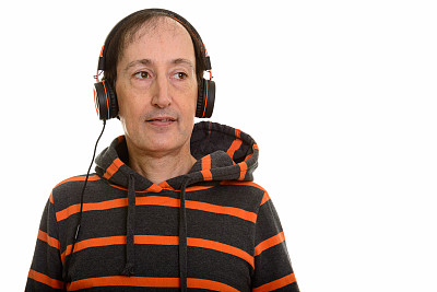 工作室拍摄了一个有思想的快乐成熟的男人边听音乐边微笑图片下载