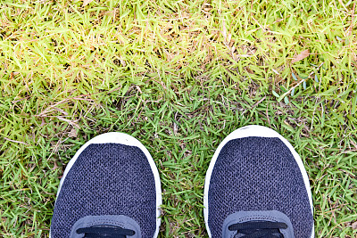 灰色的跑鞋图片下载