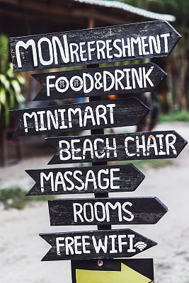 海滩上有很多东西:食物，饮料，超市，按摩，房间，免费wifi图片下载