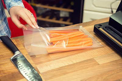 将胡萝卜放入密封包装中。图片下载