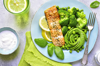 烤鲑鱼配青菜素材图片